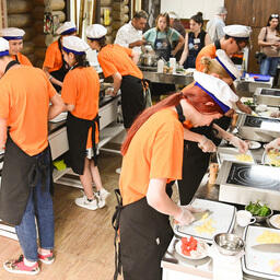 Во Всероссийском детском центре «Океан» профессиональный шеф-повар научил ребят готовить блюда из палтуса и нерки. Фото предоставлено компанией «Нерей»