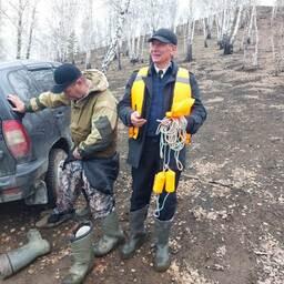 Инспектор Владимир КУЛАГИН спас провалившегося под лед рыбака. Фото пресс-службы Нижнеобского теруправления Росрыболовства
