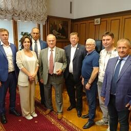 Члены Координационного совета рыбохозяйственных ассоциаций Дальнего Востока в Москве встретились с руководителем фракции КПРФ Геннадием ЗЮГАНОВЫМ и председателем Комитета Госдумы по аграрным вопросам Владимиром КАШИНЫМ