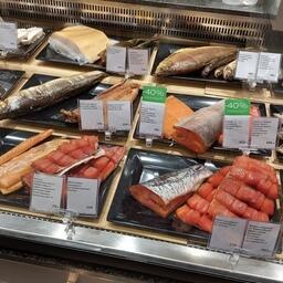 Рыбная витрина в супермаркете
