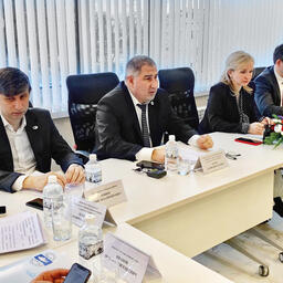 Руководитель ХабаровскНИРО Денис КОЦЮК, заместитель председателя правительства Хабаровского края Дарий ТЮРИН, председатель Хабаровского Крайрыбакколхозсоюза Ольга БУЛКОВА, председатель комитета рыбного хозяйства региона Никита КОРОЛЬ. Фото пресс-службы союза