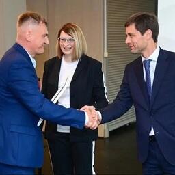 Сотрудники Русской рыбопромышленной компании получили благодарственные письма и знаки отличия. Фото пресс-службы РРПК