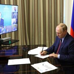 Заместитель председателя правительства — министр промышленности и торговли Денис МАНТУРОВ рассказал президенту Владимиру ПУТИНУ о проблемах судостроения. Фото пресс-службы главы государства