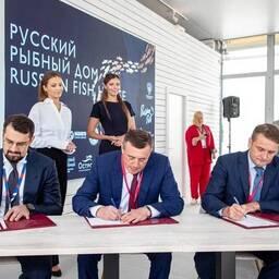 На полях ВЭФ соглашение подписали генеральный директор КРДВ Николай ЗАПРЯГАЕВ, губернатор Сахалинской области Валерий ЛИМАРЕНКО и руководитель Росрыболовства Илья ШЕСТАКОВ. Фото пресс-службы правительства региона