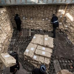 Укладка рыбы в трюм на Дальнем Востоке