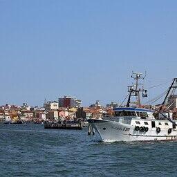Итальянское промысловое судно Mariella вблизи Кьяджо. Фото Marc Ryckaert. CC BY-SA 4.0