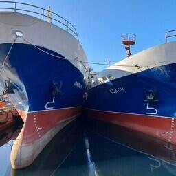 Краболовы «Омолон» и «Кедон» в порту Ливадия. Фото пресс-службы Хабаровского судостроительного завода