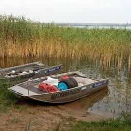 Для испытаний использовали «катамаран» из двух лодок. Фото пресс-службы КГТУ