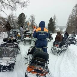 Потерявшихся рыбаков вывели по проторенной дороге. Фото пресс-службы МЧС России