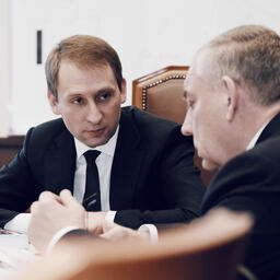 Вопросы судостроения обсудили министр Александр КОЗЛОВ и сенатор Сергей МИТИН. Фото пресс-службы Минвостокразвития