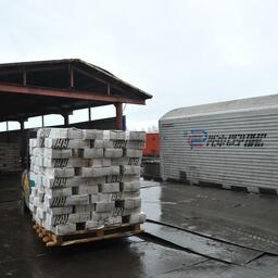 Погрузка рыбопродукции в рефвагоны во Владивостоке