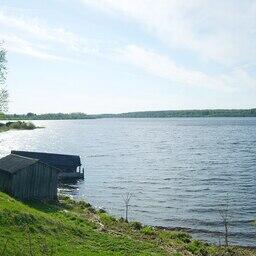 Вид на Юксовское озеро из деревни Родионово. Фото Загадка («Википедия»). CC0 1.0