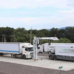 Досмотр грузовиков на пункте пропуска. Фото пресс-службы Росгранстроя