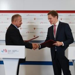 Документ подписали президент Ассоциации рыбохозяйственных предприятий Приморья Георгий МАРТЫНОВ и заместитель генерального директора КРДВ по развитию рыбохозяйственного комплекса Иван НОВИКОВ. Фото пресс-службы корпорации