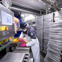 Производство сурими на борту «Владимира Лиманова». Фото пресс-службы РРПК