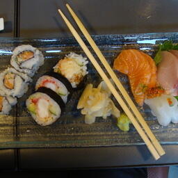 Роллы, суши и сасими из рыбы и морепродуктов