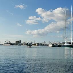 Гавань Порта-Луи, столицы Маврикия. Фото Z thomas. CC BY-SA 4.0