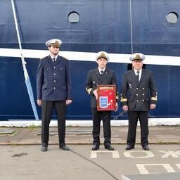 Экипаж получил памятный подарок. Фото пресс-службы РРПК