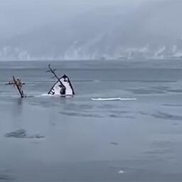 Рыболовный сейнер, затонувший в бухте Нагаева в декабре, это судно уже убрали. Фото пресс-службы областного правительства