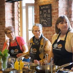 Первые бесплатные кулинарные мастер-классы в рамках проекта «Еда для общения и здоровья» провели для пенсионеров во Владивостоке. Фото – Анна СТЕПАНКИА