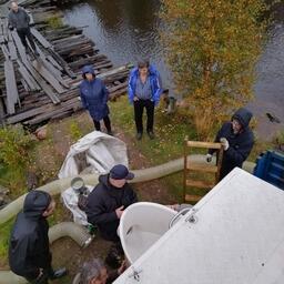 Заключительную партию сиговых — 50 тыс. штук — сотрудники Умбского завода отправили в Ковдозерское (Княжегубское) водохранилище. Фото пресс-службы Главрыбвода