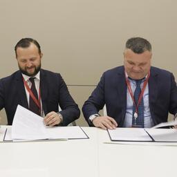 Меморандум подписали генеральный директор «Полярной звезды» Павел КОВАЛЬЧУК и гендиректор ООО «Владивостокский рыбный терминал» Владимир БУЗАНОВ. Фото предоставлено Владивостокским рыбным терминалом