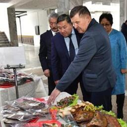 Глава Тувы Вячеслав ХОВАЛЫГ (в центре) знакомится с рыбным ассортиментом. Фото пресс-службы правительства республики