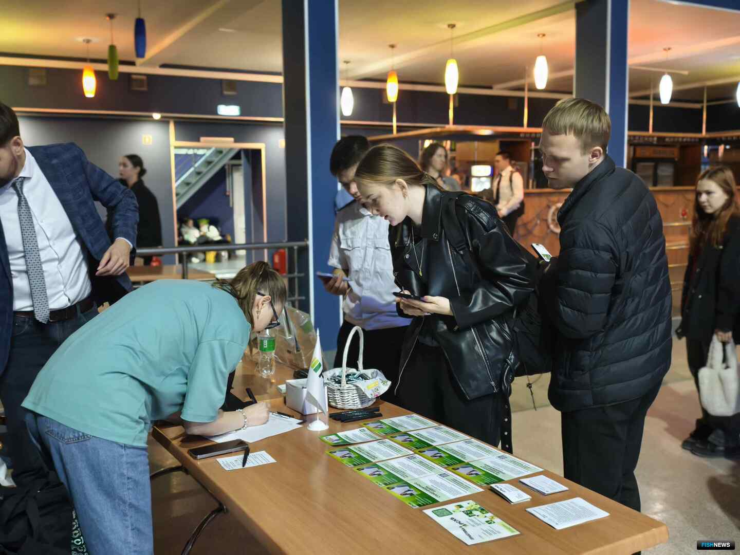 После мероприятия ребят пригласили к стенду — забрать подарки и задать вопросы