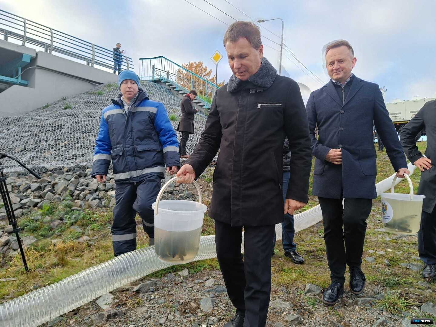 Сенатор Игорь ЗУБАРЕВ и председатель Союза рыбопромышленников Карелии Илья РАКОВСКИЙ приняли участие в выпуске в реку Шуя дополнительной партии молоди онежского лосося. Фото пресс-службы Совфеда