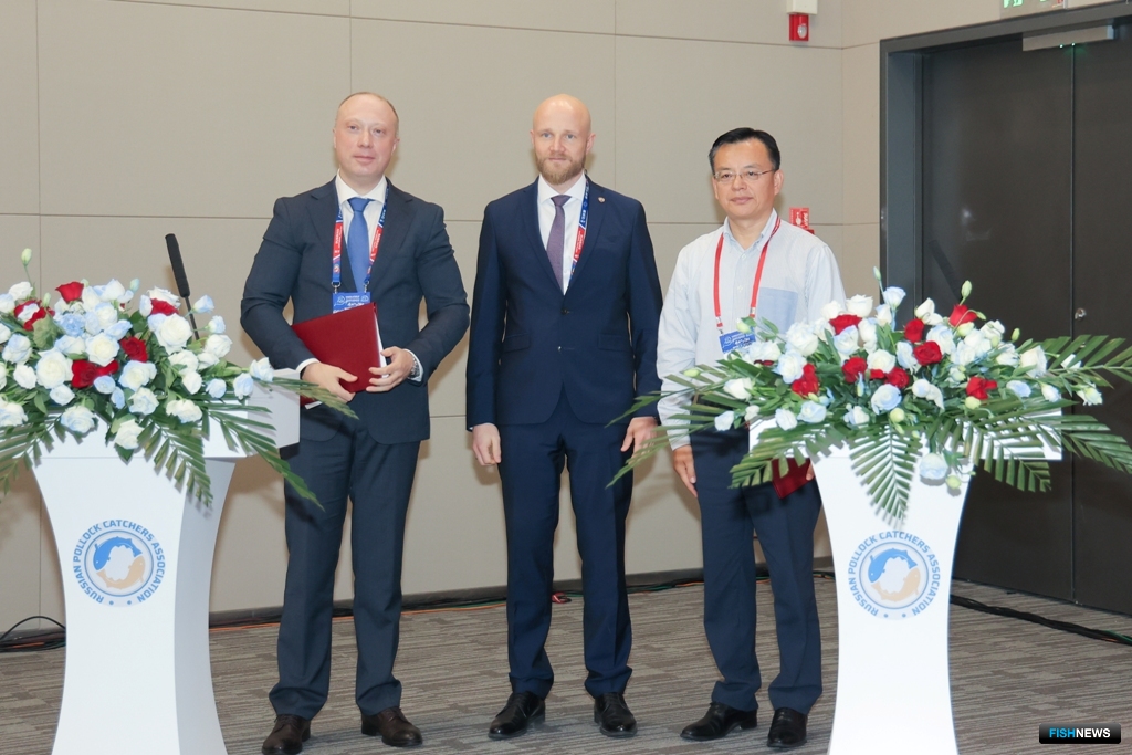 Президент Ассоциации добытчиков минтая (АДМ) Алексей БУГЛАК, заместитель руководителя Росрыболовства Андрей ЯКОВЛЕВ и генеральный секретарь Китайской ассоциации переработки и оборота водных продуктов (CAPPMA) ВАН Сюэгуан