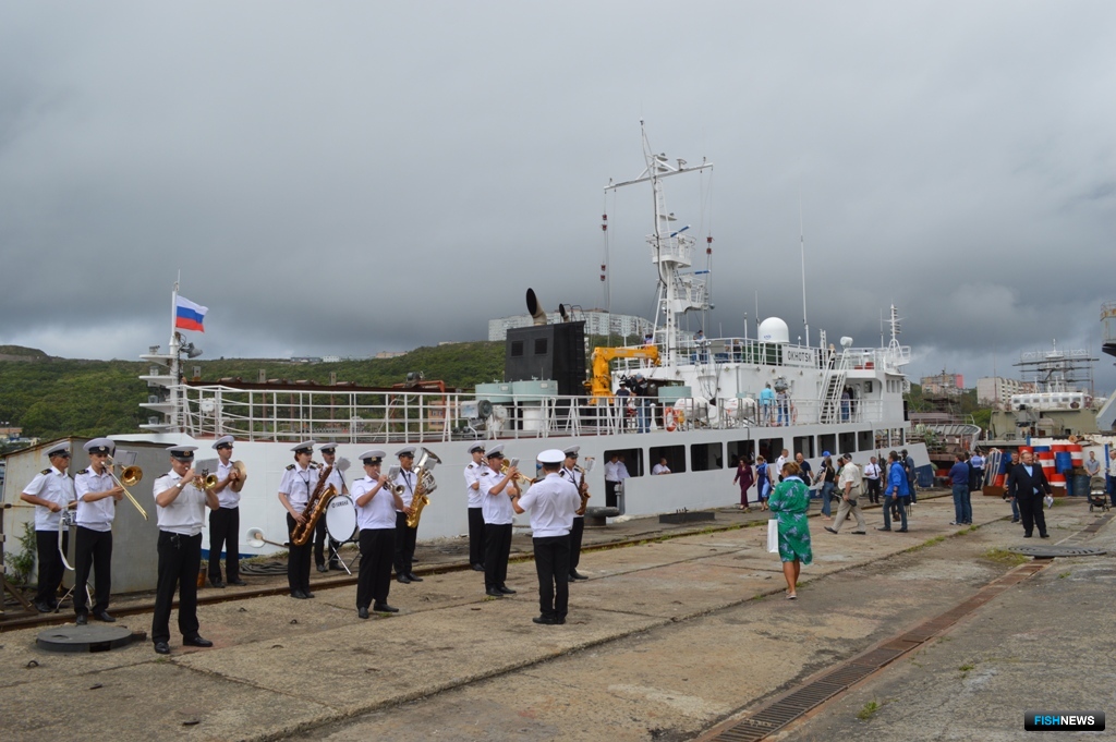В сентябре во Владивостоке торжественно подняли флаг на «Охотске» — первом краболове, построенном в ДФО по программе квот под инвестиции