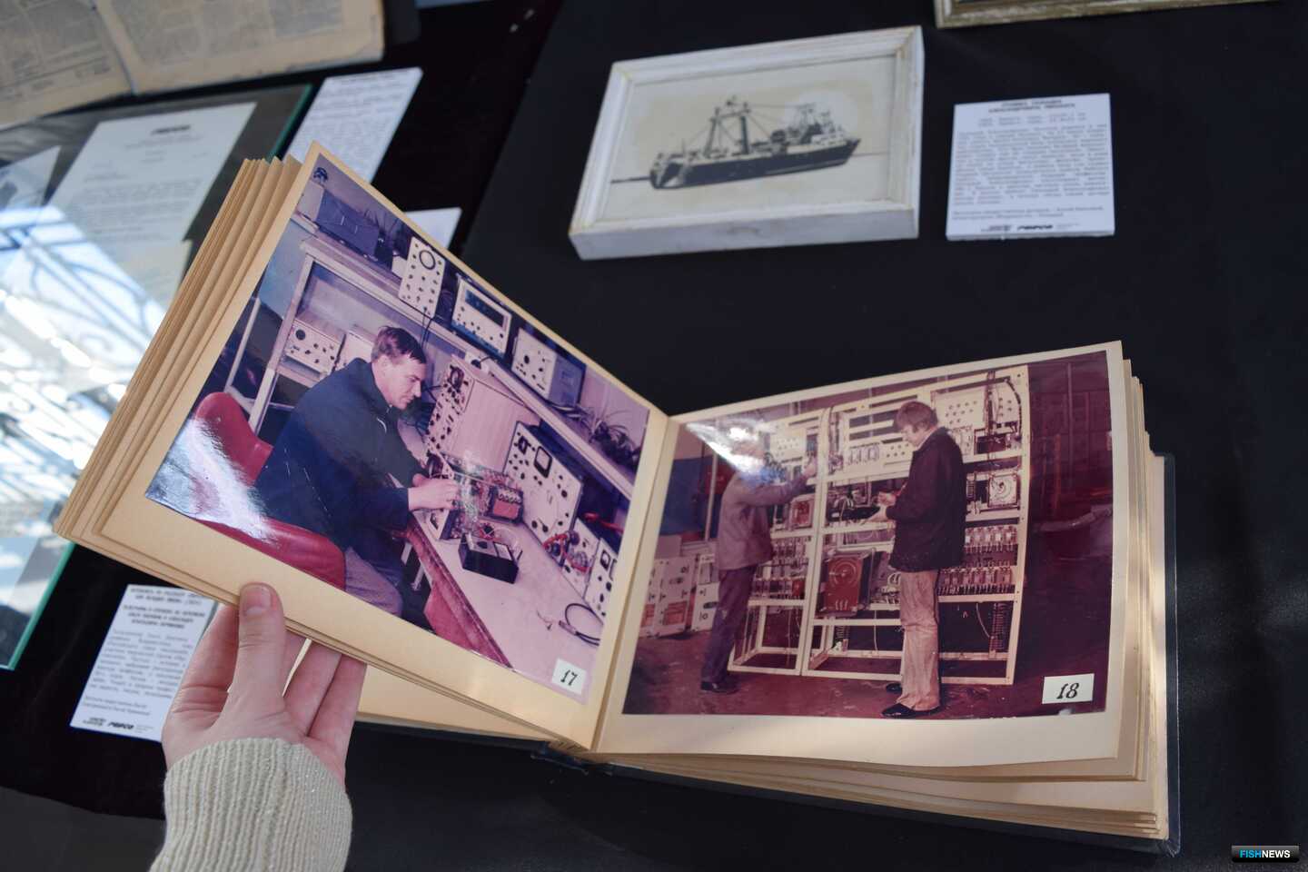 В фотоальбоме НСРЗ собраны кадры как профессиональной деятельности, так и культурной жизни завода