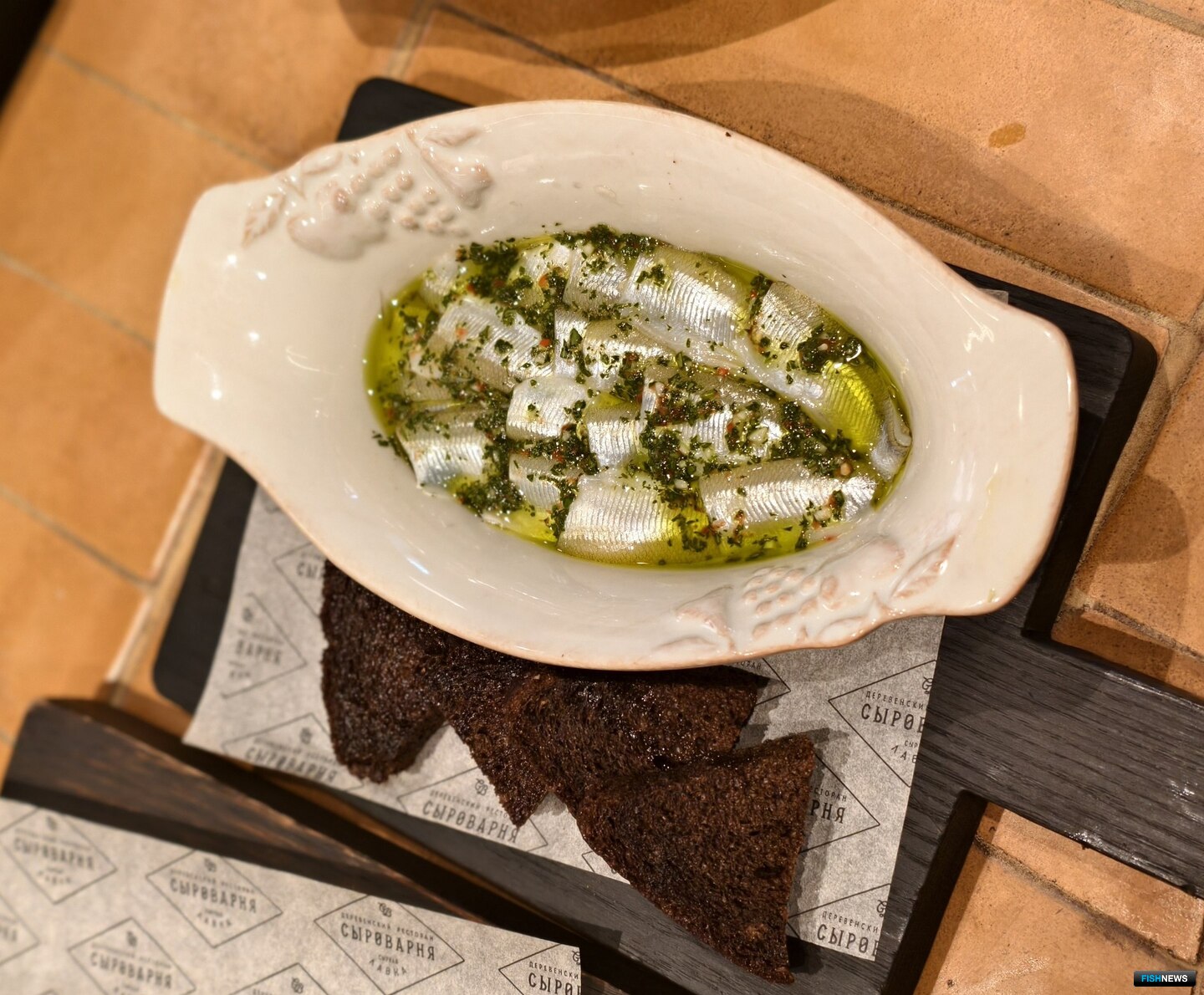 Хе из маринованной корюшки с гренками