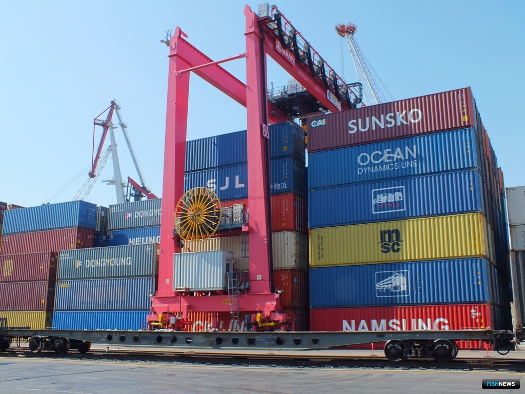 С контейнерного терминала отправляют товары на экспорт во все страны АТР