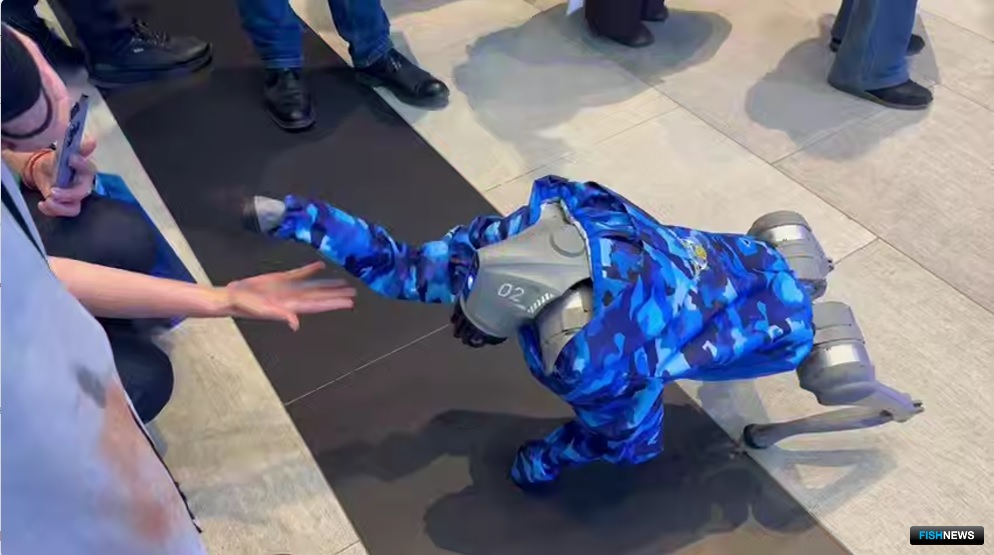 В пассаже гостей и участников форума встречал робот-ихтиолог