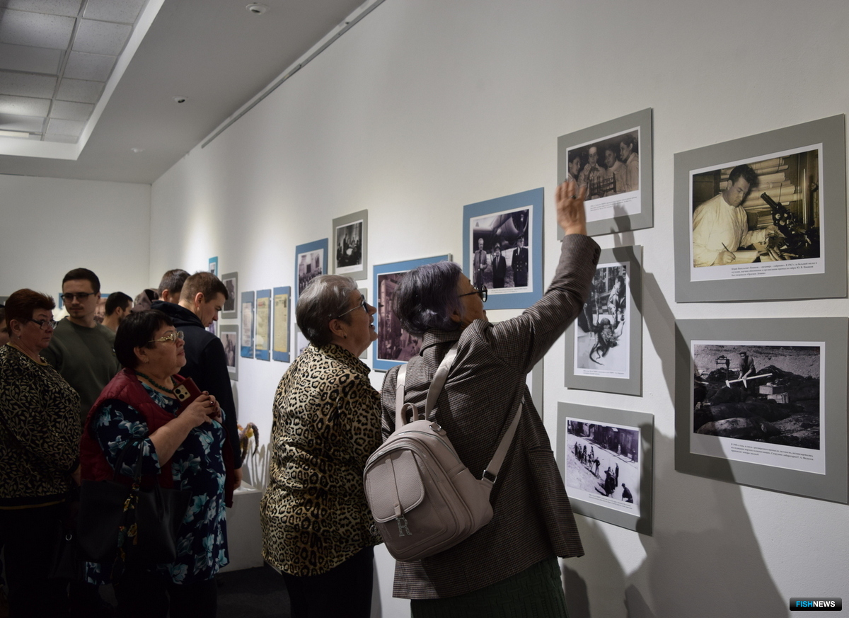 Гости экспозиции рассматривают снимки