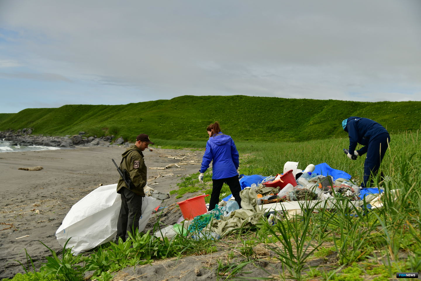 Волонтеры сортируют собранный мусор