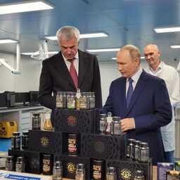 Владимир ПУТИН посетил завод «Омега-Си» в Магадане. Президента сопровождал губернатор Сергей НОСОВ. Фото пресс-службы правительства Магаданской области