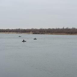 Из-за отсутствия льда рыболовы стали использовать резиновые лодки и обычные удочки. Фото пресс-службы КаспНИРХ