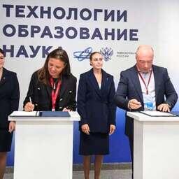 Документ подписали директор Передовой инженерной школы ДВФУ Людмила ТЕКУТЬЕВА и президент Ассоциации добытчиков минтая Алексей БУГЛАК. Фото пресс-службы университета