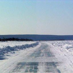 Дорога по льду реки Лена вблизи Якутска. Фото Natxo Rodriguez («Википедия»)