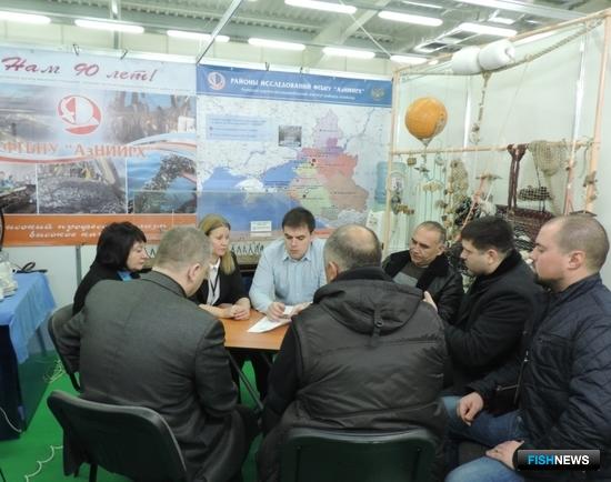Сотрудники АзНИИРХ и крымские рыбаки обсуждают перспективы сотрудничества. Фото пресс-службы института