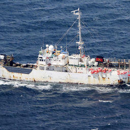 Российское судно «Амур», столкнувшееся с японской шхуной. Фото Reuters / KYODO