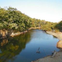 Река Зеркальная, на которой расположен один из предлагаемых участков. Фото Andshel («Википедия»)