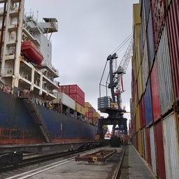Перевалка контейнеров во Владивостокском морском рыбном порту