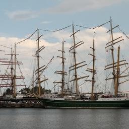 «Штандарт» и Alexander von Humboldt II добавили красок морскому фестивалю. Фото Александра Кучерука.