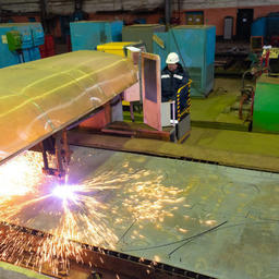 Резка металла для краболова на Хабаровском судостроительном заводе. Фото пресс-службы предприятия