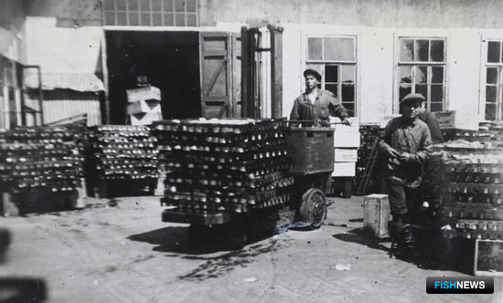 Консервы отвозят на охлаждение (фото 1937 г.), холодильник на Озерновском рыбокомбинате был построен в 1939 г. Фото из архивов Озерновского РКЗ № 55