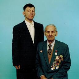 Сын с отцом — Виктор Семенович и Семен Леонтьевич НИКОЛЕНКО, 9 мая 2005 г. Фото из личного архива Виктора Николенко