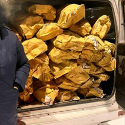 По данным правоохранителей, водитель-экспедитор вывозил продукцию на служебном микроавтобусе. Фото пресс-службы МВД по Республике Саха (Якутия)